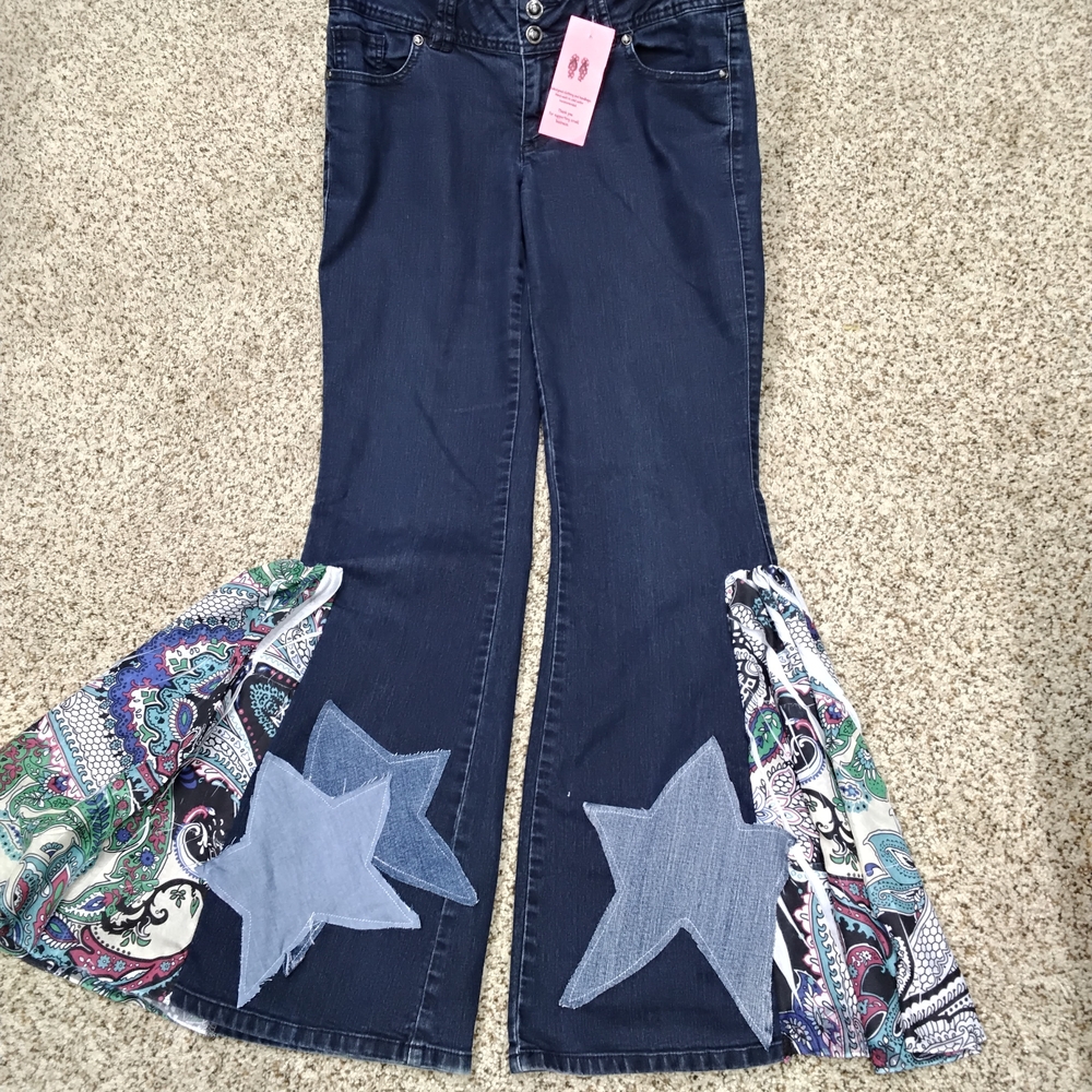 3836 Size 6 Ellie Denim Flare Jeans with Star and Paisley Accents - Picture 1 of 6